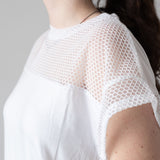 DKNY - D62628-10P – Camiseta blanca de manga corta con malla en la parte superior – Niña