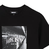 DKNY - D62919-09B - Camiseta negra de manga corta con ilustración delantera - Niña