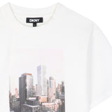 DKNY - D62919-117 - Camiseta blanca de manga corta con ilustración delantera - Niña