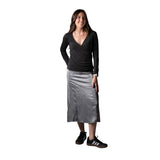 Camiseta negra cruzada System Action para mujer – Elegante y eco