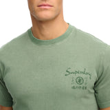 Superdry – Tokyo Narrative M1012248A-1XE – Camiseta verde de manga corta 100% algodón orgánico - Hombre