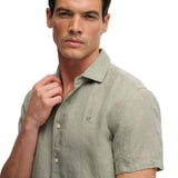 Superdry – Riviera M4011104A-J3C – Camisa verde 100% lino de manga corta con logo bordado - Hombre