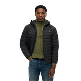 Superdry - Fuji Lite M5012339A-02A - Chaqueta acolchada negra con capucha y bajo ajustable - Hombre