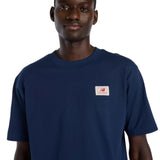 New Balance – Label MT53928-NNY – Camiseta azul de manga corta con gráfico de etiqueta tejida - Hombre