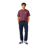 Camiseta burdeos New Balance Spectator para hombre – Estilo urbano Konestilochic