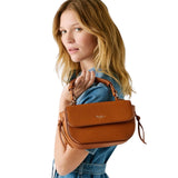 Pepe Jeans – Ambra Script PL0300112869 – Bolso bandolera marrón de efecto piel con solapa (22x8x15,5 cm)