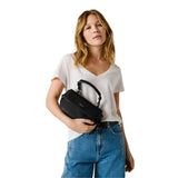 Pepe Jeans – Ambra Script PL0300112999 – Bolso bandolera negra de efecto piel con solapa (22x8x15,5 cm)