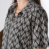 System Action - V26CA361-40 – Camisa negra de manga corta con estampado geométrico - Mujer