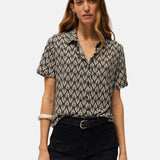System Action - V26CA361-40 – Camisa negra de manga corta con estampado geométrico - Mujer