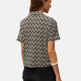System Action - V26CA361-40 – Camisa negra de manga corta con estampado geométrico - Mujer