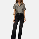 System Action - V26CA361-40 – Camisa negra de manga corta con estampado geométrico - Mujer
