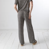 System Action - V26PA361-40 – Pantalón negro con estampado geométrico y cintura elástica - Mujer