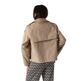 System Action - V26PK117-4 – Trench corto beige con cuello camisero, bolsillos y forro - Mujer