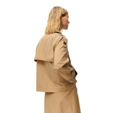 System Action - V26PK117-4 – Trench corto beige con cuello camisero, bolsillos y forro - Mujer