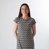 System Action - V26VE361-40 – Vestido negro estampado de manga corta con frunces - Mujer