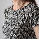 System Action - V26VE361-40 – Vestido negro estampado de manga corta con frunces - Mujer