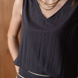 W124638_NEGRO-Top básico con escote de pico Why Not