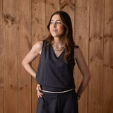 W124638_NEGRO-Top básico con escote de pico Why Not