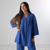 WNT Collection - W126853-21 – Camisa azul larga 100% lino con bolsillos en el pecho - Mujer