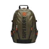 Superdry - Tarp W9110391A-1KM - Mochila verde con funda acolchada para portátil (46x33x14 cm.)