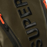 Superdry - Tarp W9110391A-1KM - Mochila verde con funda acolchada para portátil (46x33x14 cm.)