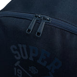Superdry – Heritage W9110434A-98T – Mochila azul con tirantes acolchados (42,6x30x12,5 cm.)