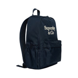 Superdry - Company Logo W9110458A-QNG - Mochila azul marino con espacio para portátil (45x30x15 cm.)