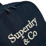 Superdry - Company Logo W9110458A-QNG - Mochila azul marino con espacio para portátil (45x30x15 cm.)