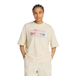 Camiseta beige New Balance mujer con logo degradado Konestilochic
