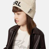 Karl - Z31013_576 – Conjunto de gorro y braga con insignia frontal de silicona y vuelta ancha - Niña